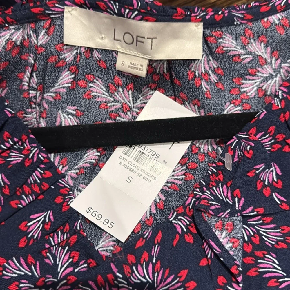 **NWT** LOFT Heart Bouquet Ruffle V-Neck - Picture 5 of 6